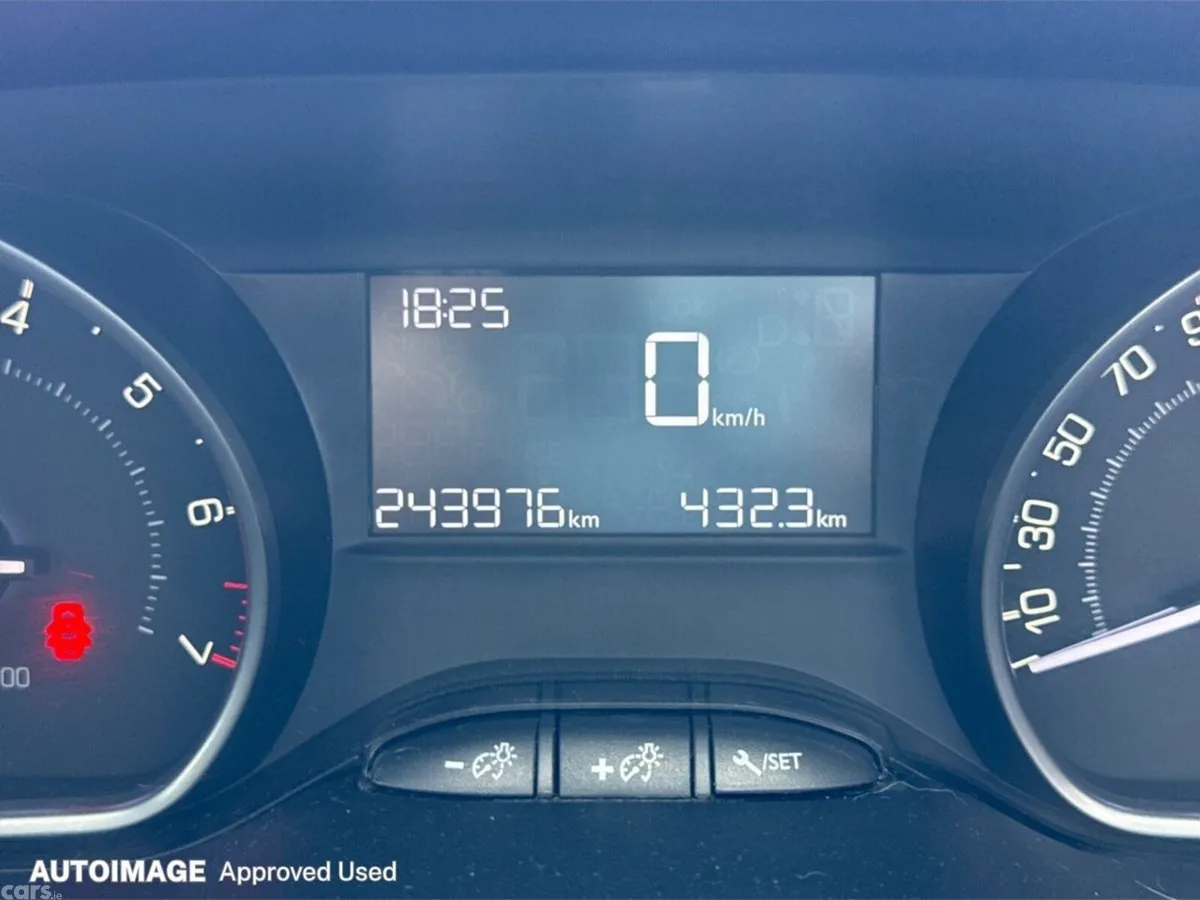 Peugeot 208 Hatchback, Petrol, 2016, Red