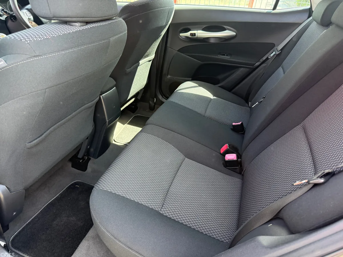 Toyota Auris Hatchback, Petrol, 2011, Silver