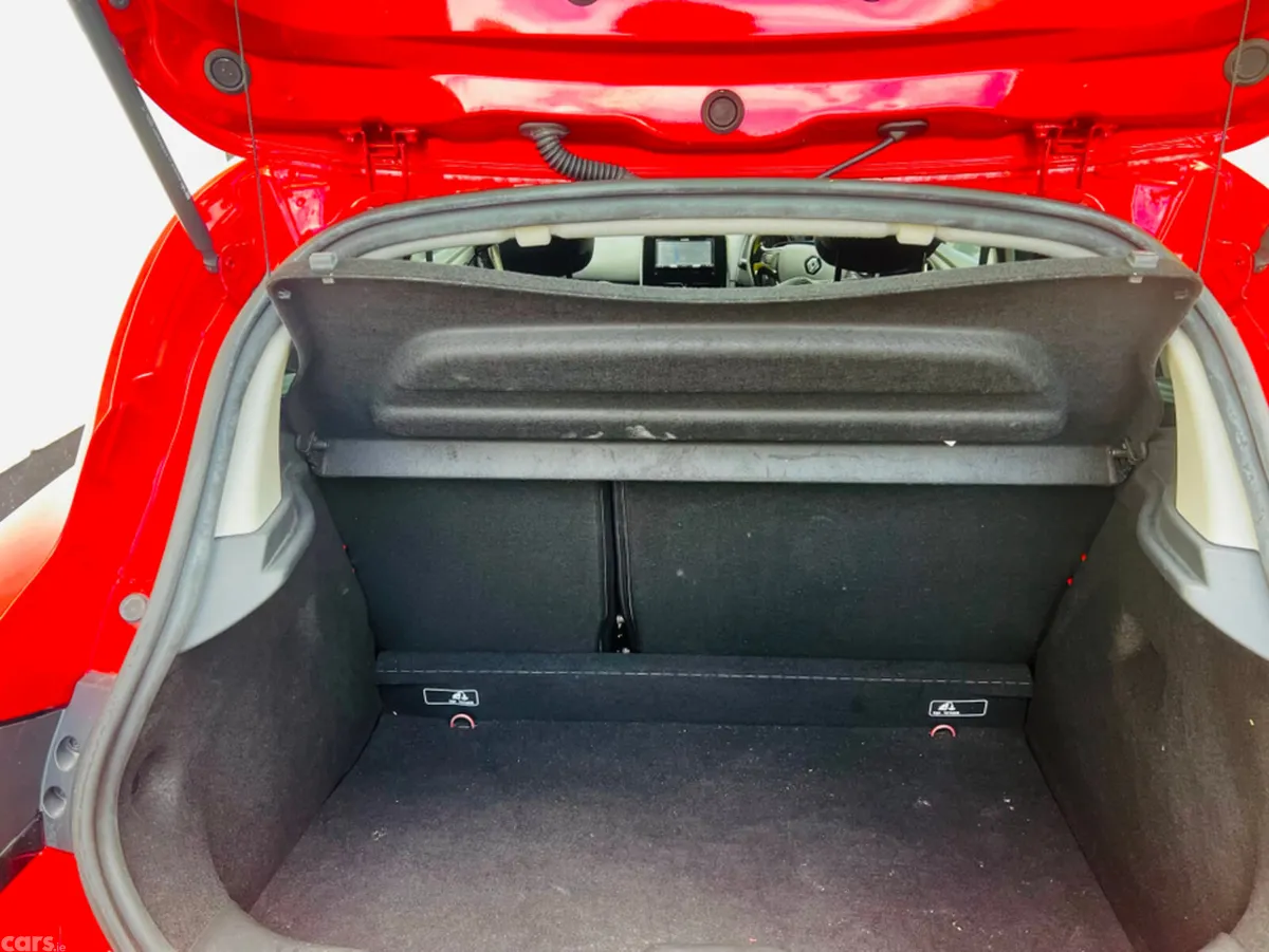 Renault Clio Hatchback, Petrol, 2015, Red