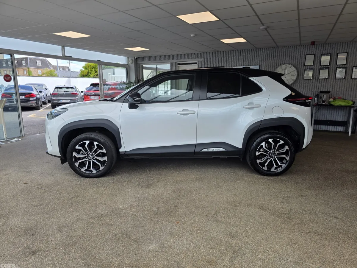 Toyota Yaris Cross Hatchback, Petrol Hybrid, 2024, White