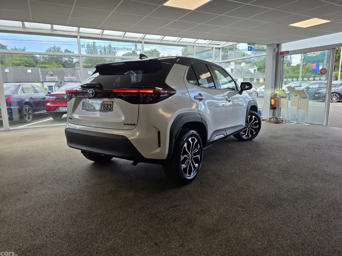 Toyota Yaris Cross Hatchback, Petrol Hybrid, 2024, White
