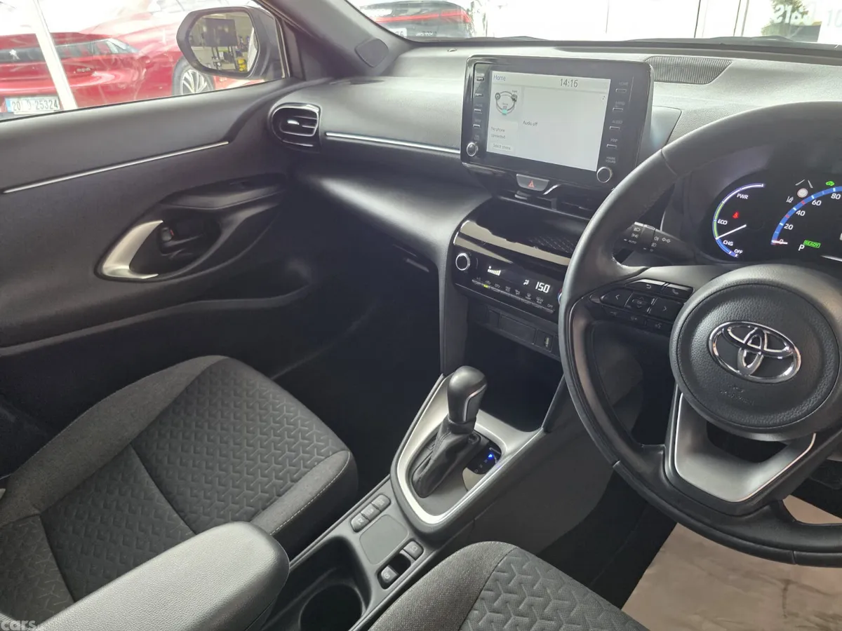 Toyota Yaris Cross Hatchback, Petrol Hybrid, 2024, White