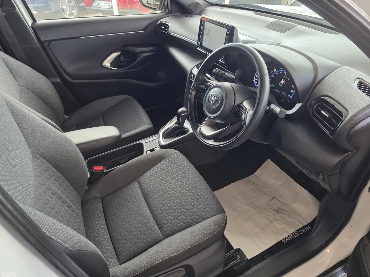 Toyota Yaris Cross Hatchback, Petrol Hybrid, 2024, White