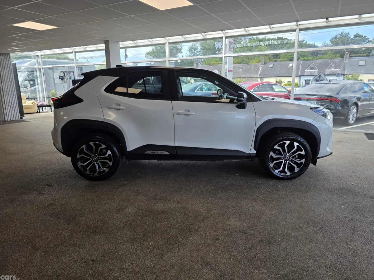 Toyota Yaris Cross Hatchback, Petrol Hybrid, 2024, White