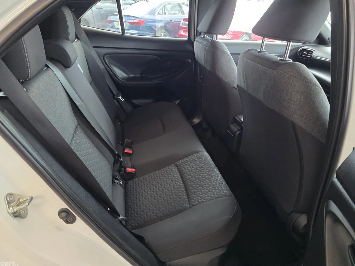Toyota Yaris Cross Hatchback, Petrol Hybrid, 2024, White