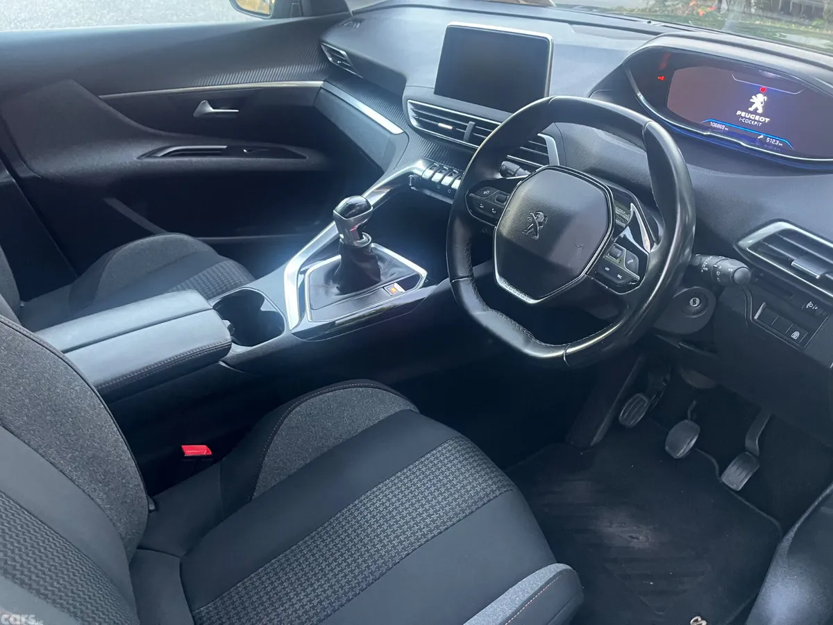 Peugeot 5008 MPV, Petrol, 2019, Blue