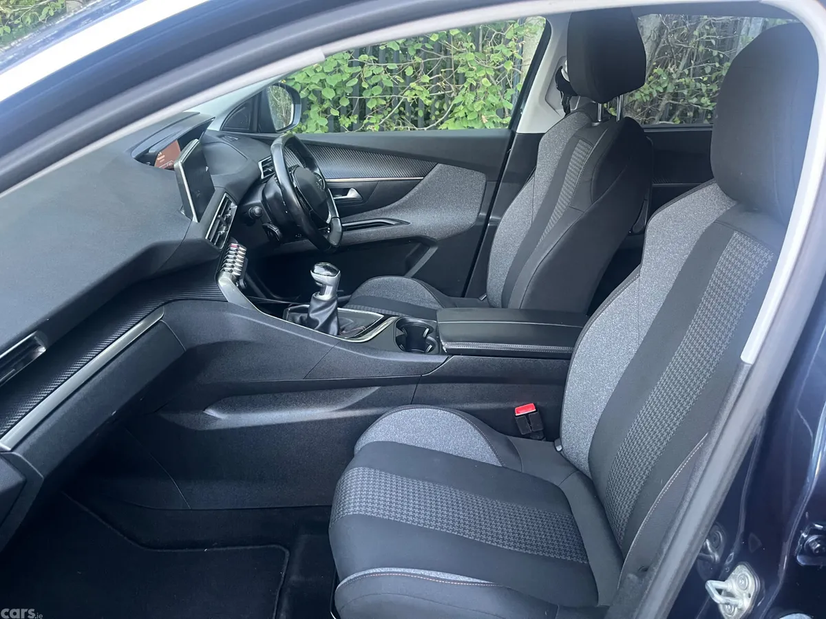Peugeot 5008 MPV, Petrol, 2019, Blue