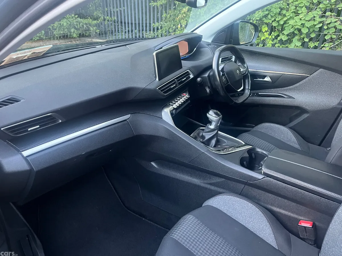 Peugeot 5008 MPV, Petrol, 2019, Blue