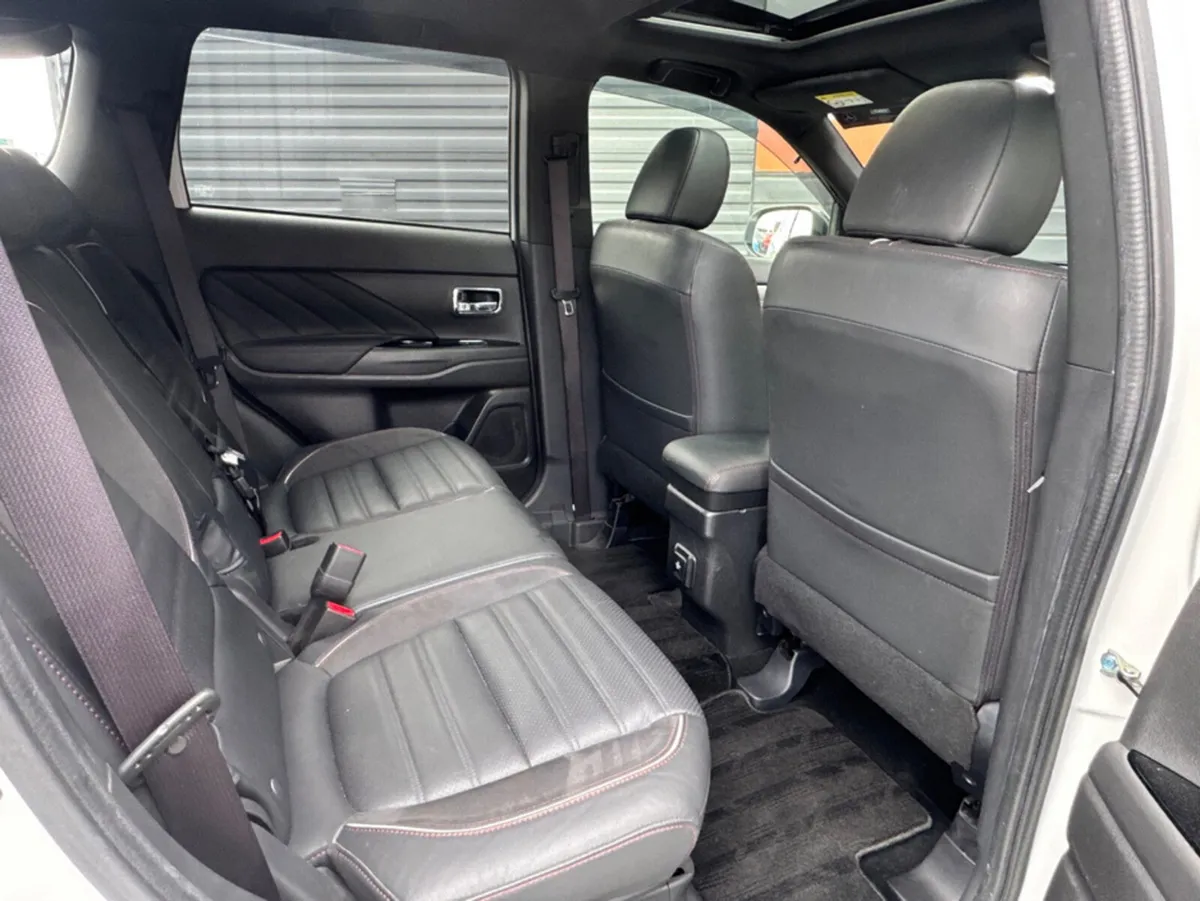 Mitsubishi Outlander MPV, Petrol Plug-in Hybrid, 2018, White
