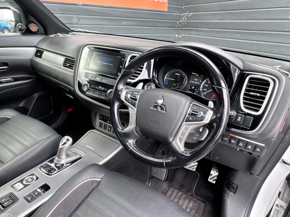 Mitsubishi Outlander MPV, Petrol Plug-in Hybrid, 2018, White