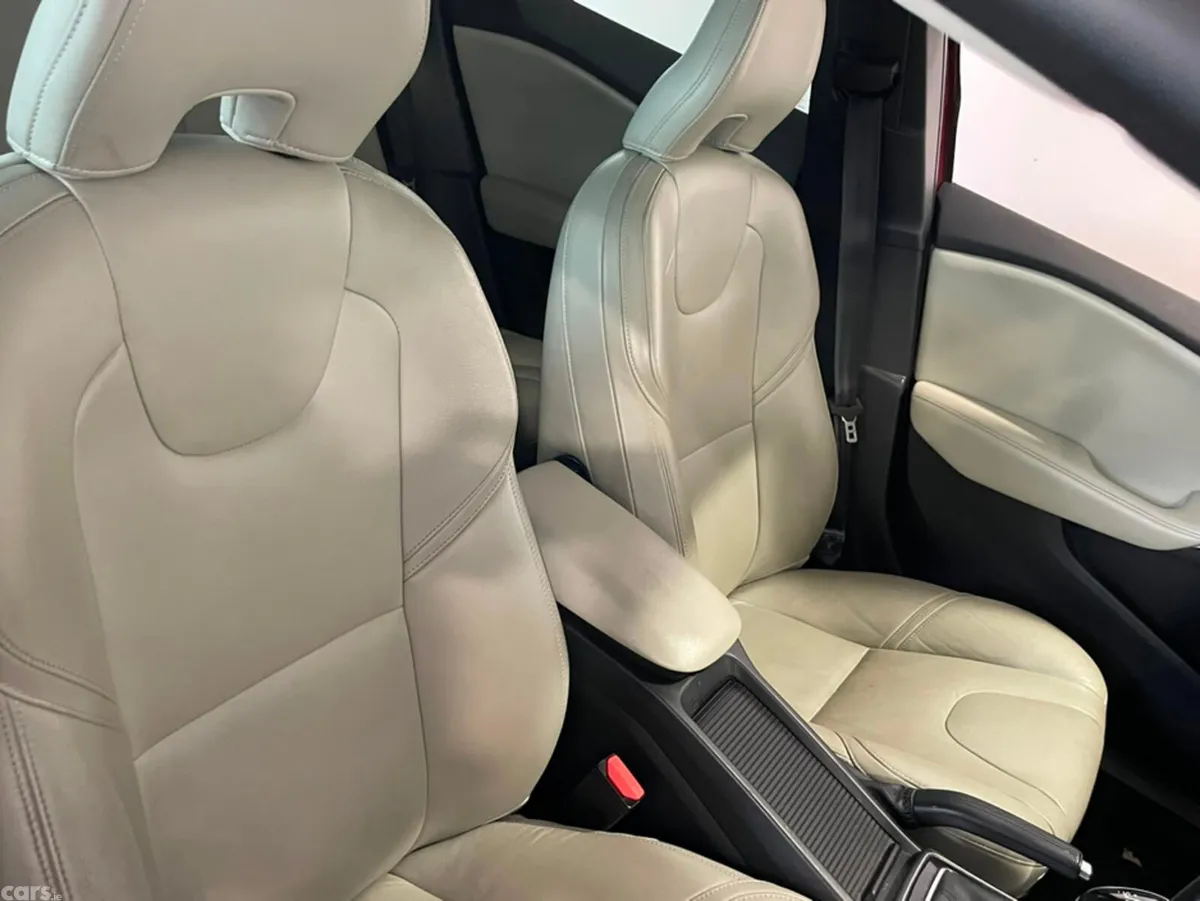 Volvo V40 Hatchback, Diesel, 2017, Red