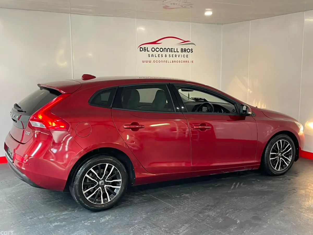 Volvo V40 Hatchback, Diesel, 2017, Red