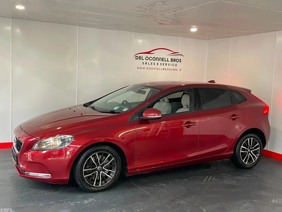 Volvo V40 Hatchback, Diesel, 2017, Red