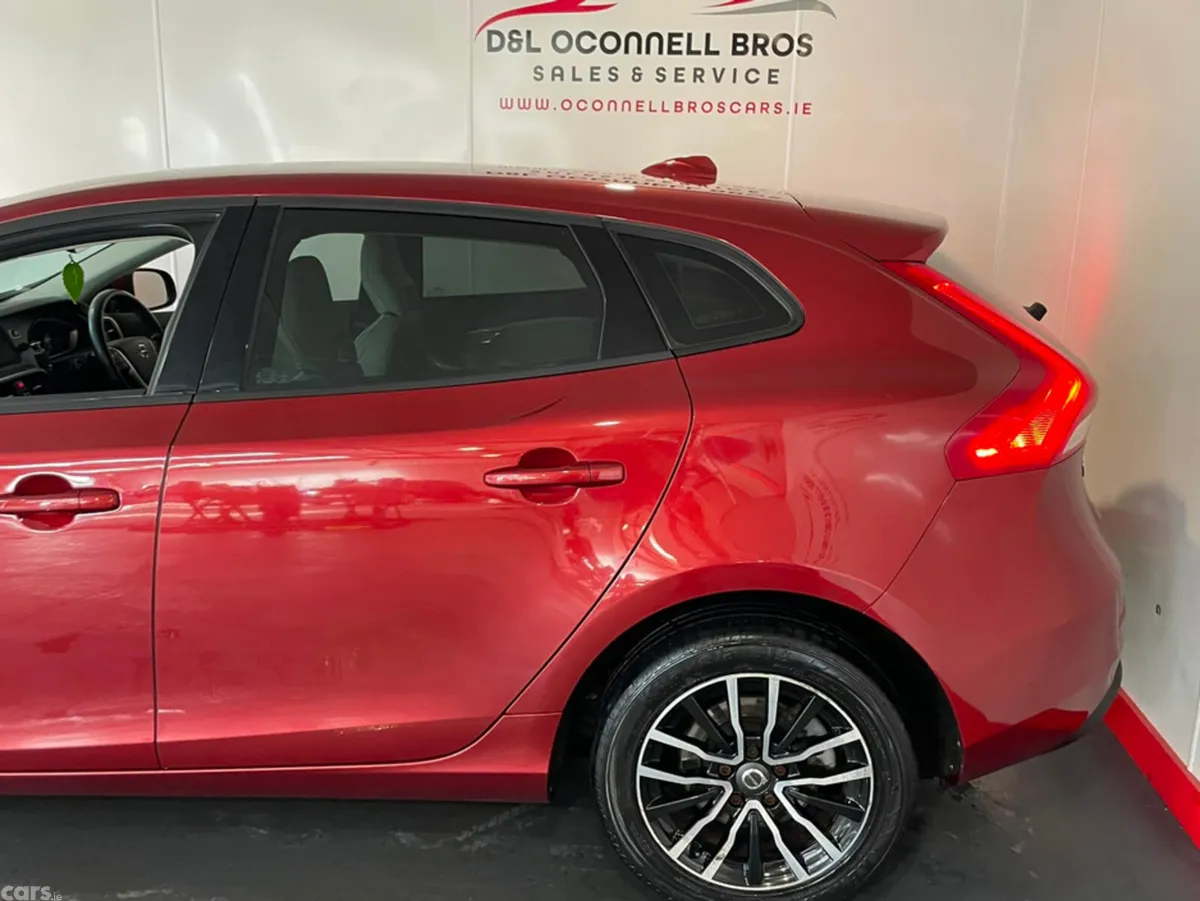 Volvo V40 Hatchback, Diesel, 2017, Red