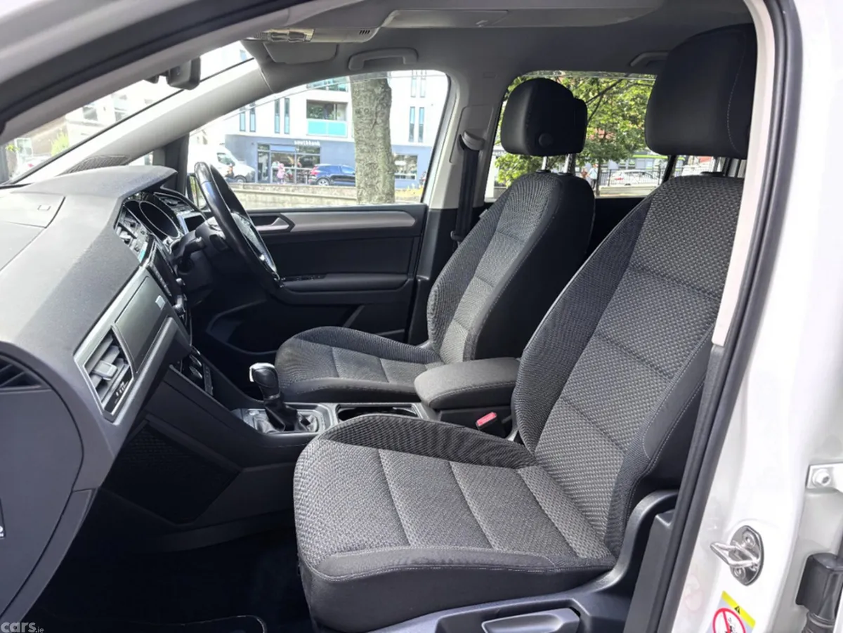 Volkswagen Touran MPV, Petrol, 2017, White