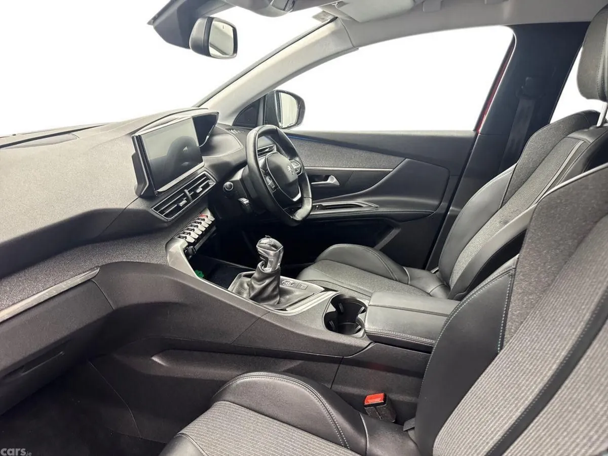 Peugeot 5008 MPV, Diesel, 2022, Red