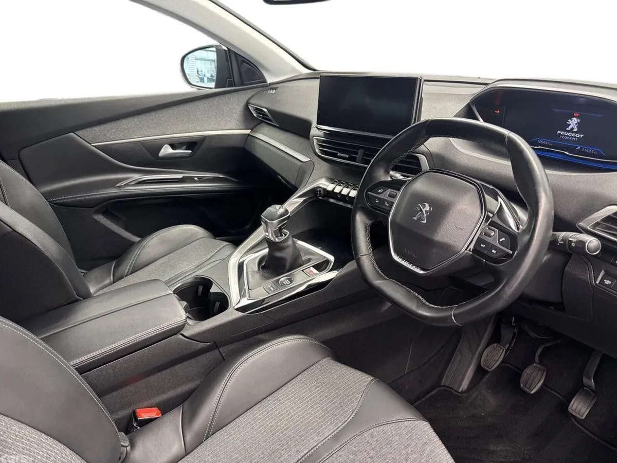 Peugeot 5008 MPV, Diesel, 2022, Red