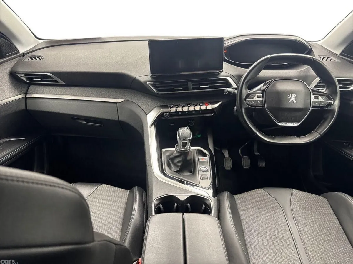 Peugeot 5008 MPV, Diesel, 2022, Red