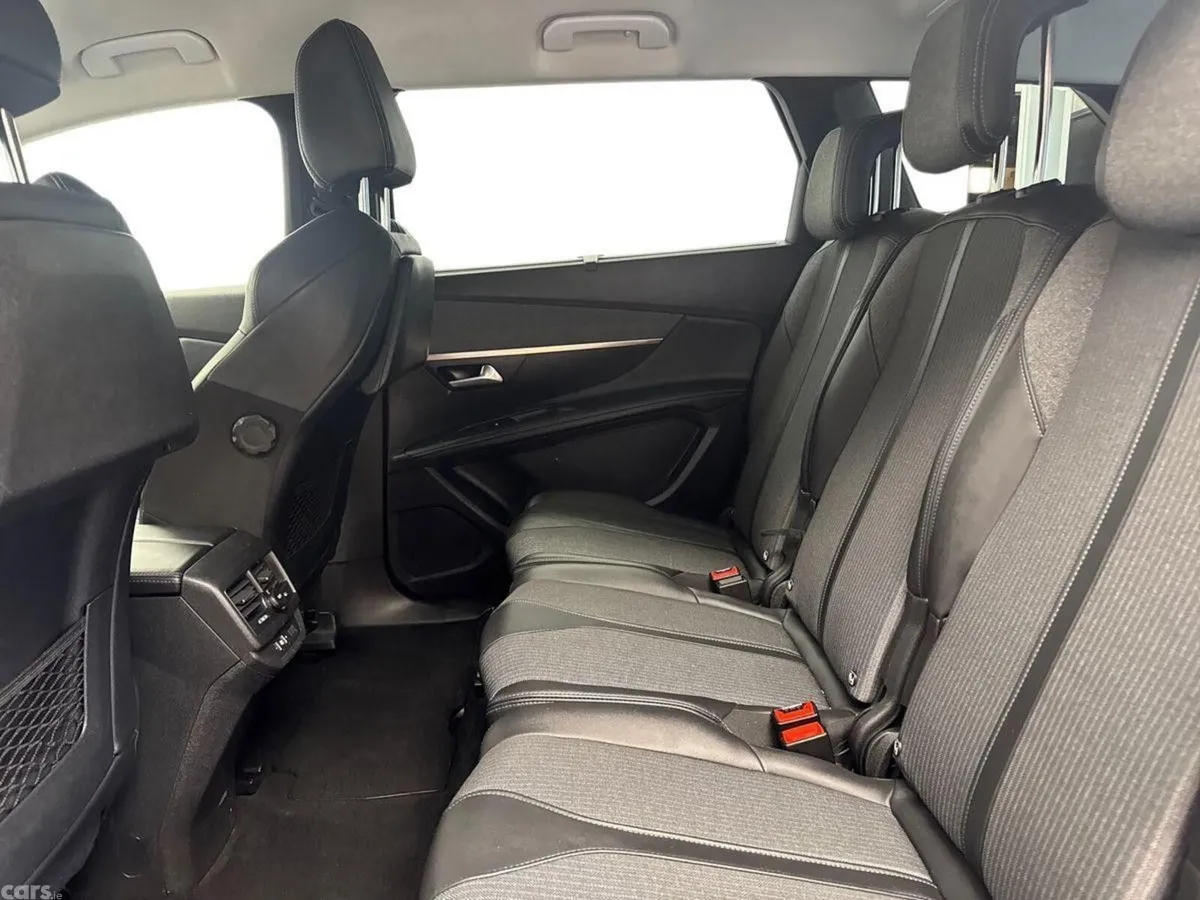 Peugeot 5008 MPV, Diesel, 2022, Red