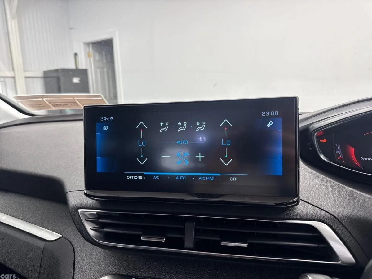 Peugeot 5008 MPV, Diesel, 2022, Red