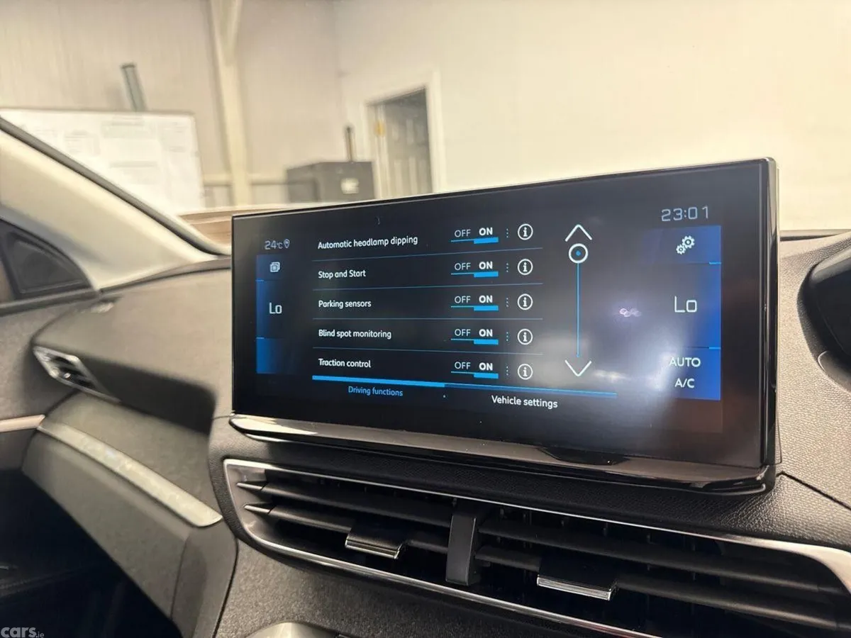Peugeot 5008 MPV, Diesel, 2022, Red