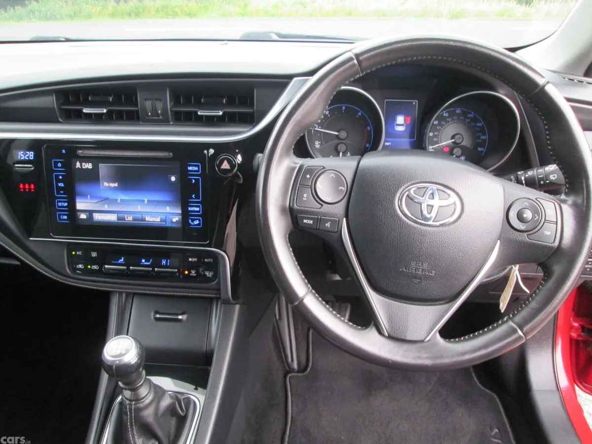 Toyota Auris Hatchback, Diesel, 2016, Red