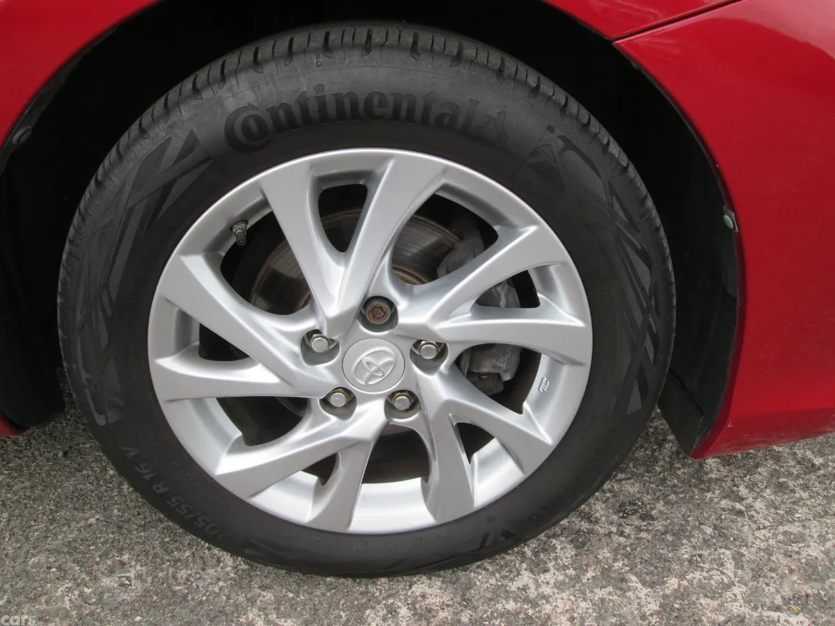 Toyota Auris Hatchback, Diesel, 2016, Red