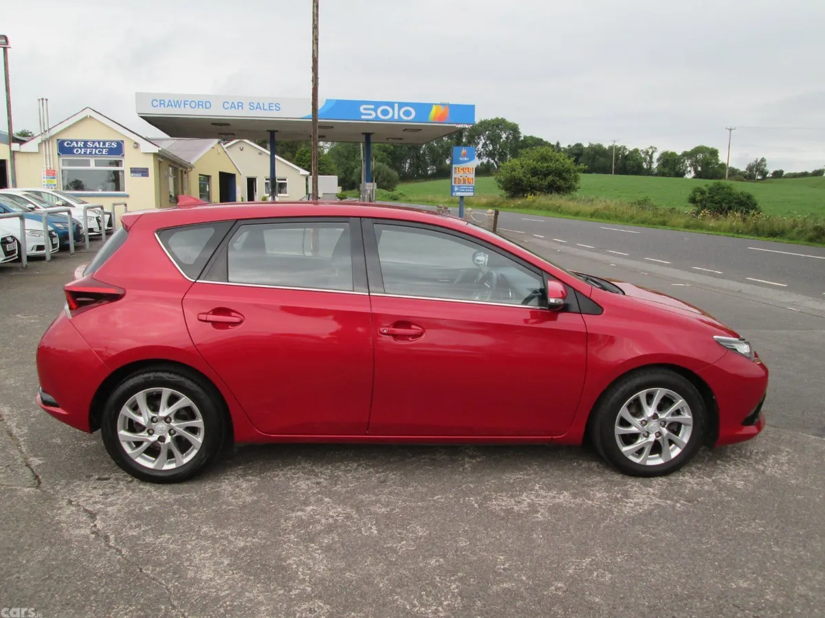 Toyota Auris Hatchback, Diesel, 2016, Red