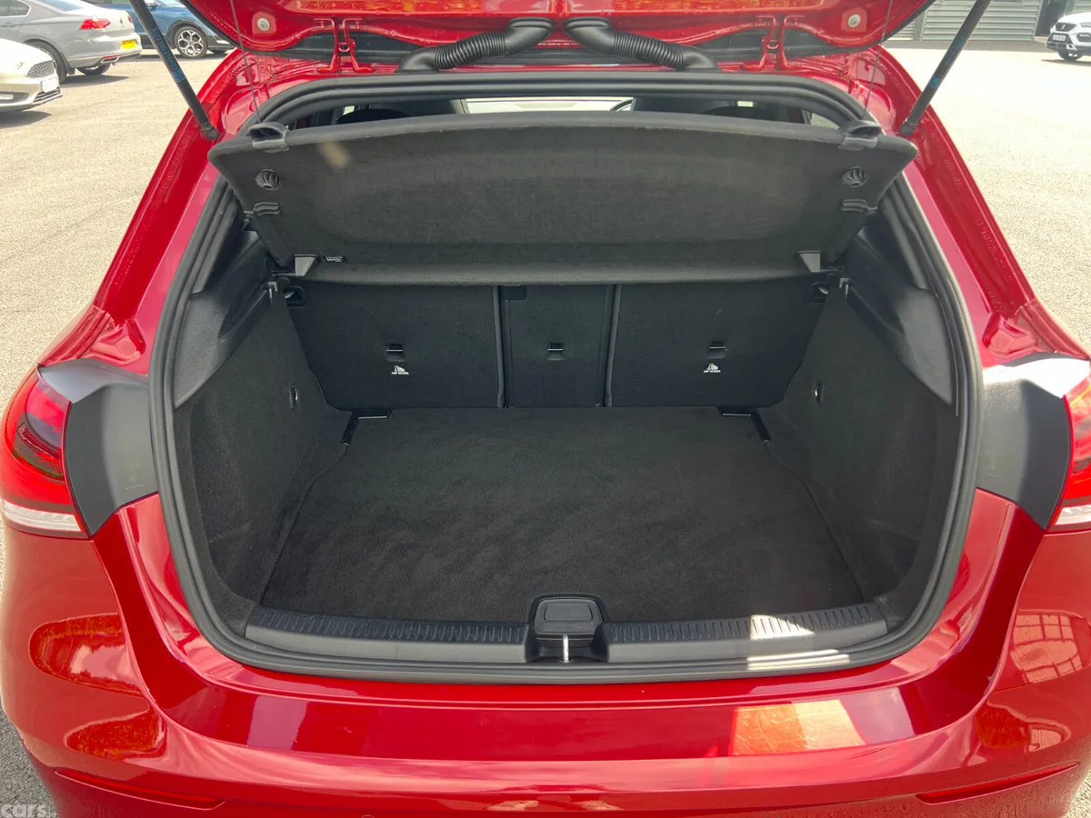 Mercedes-Benz 200 Hatchback, Diesel, 2021, Red