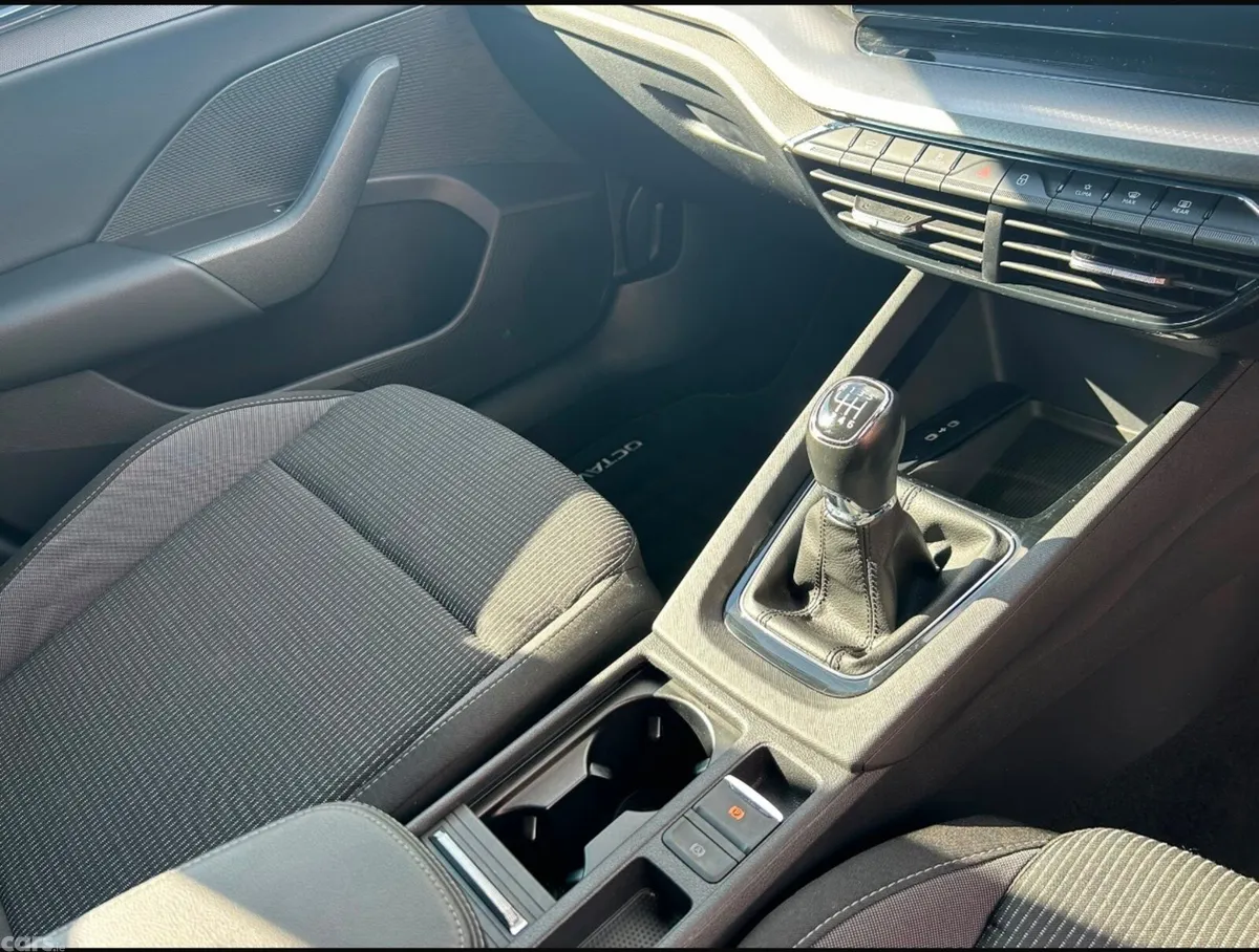 Skoda Octavia Saloon, Petrol, 2023, Grey