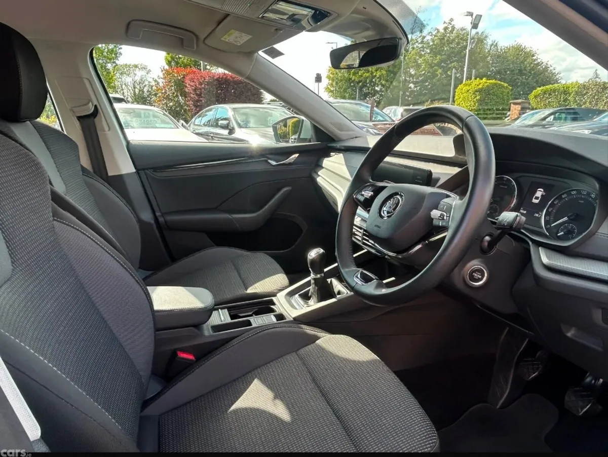 Skoda Octavia Saloon, Petrol, 2023, Grey