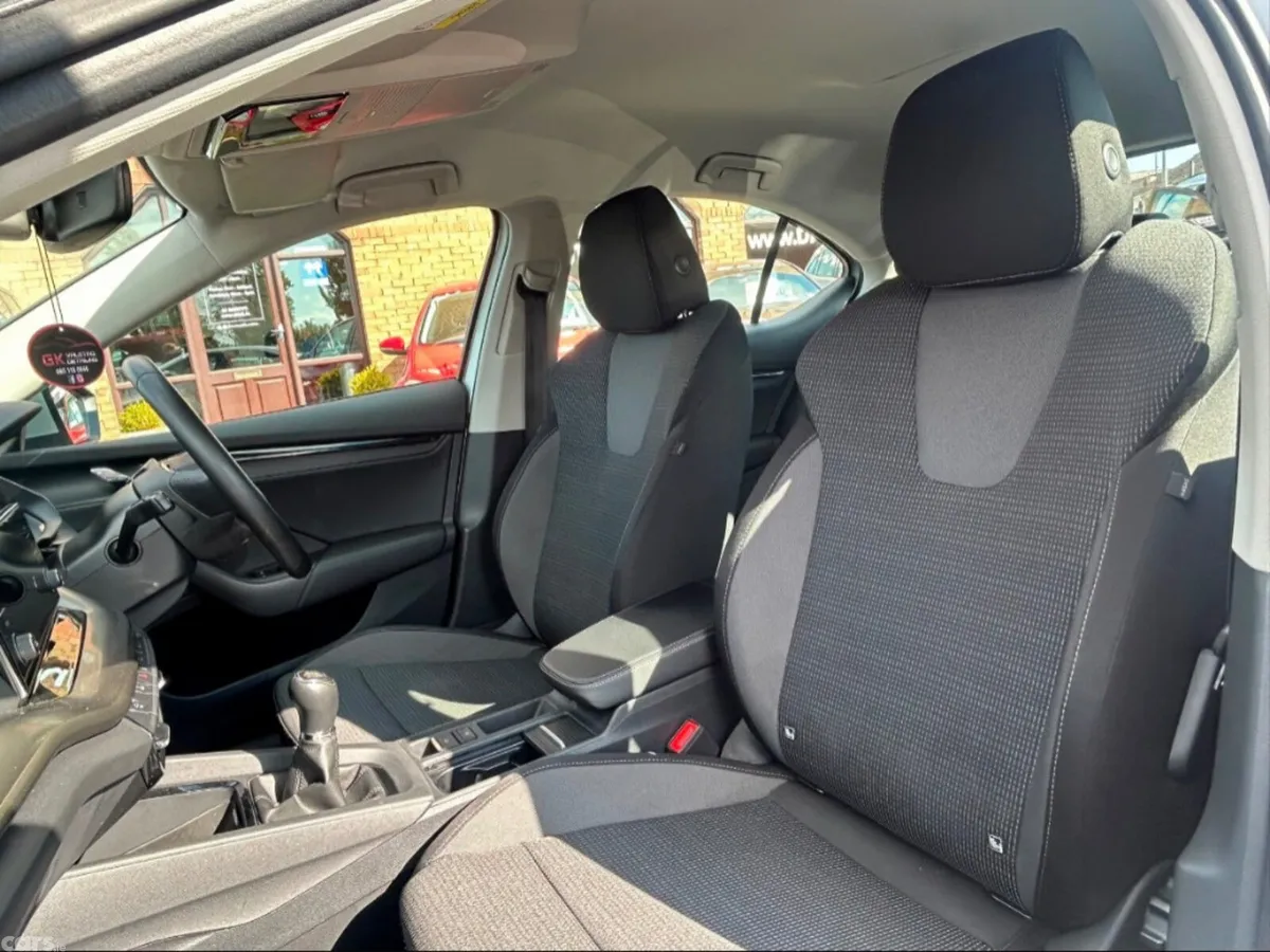 Skoda Octavia Saloon, Petrol, 2023, Grey