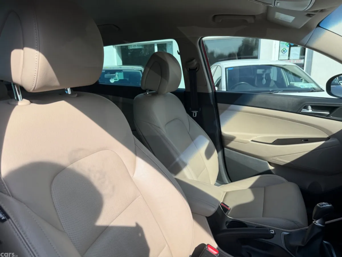 Hyundai Tucson MPV, Diesel, 2017, Red
