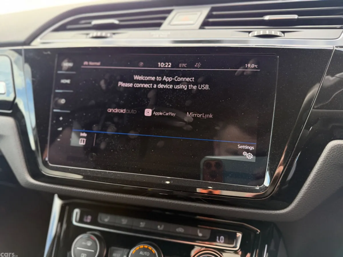 Volkswagen Touran MPV, Petrol, 2019, White