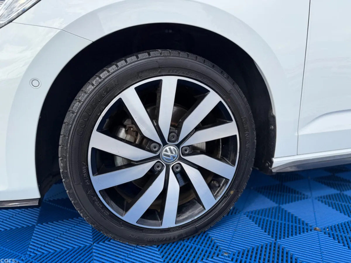 Volkswagen Touran MPV, Petrol, 2019, White