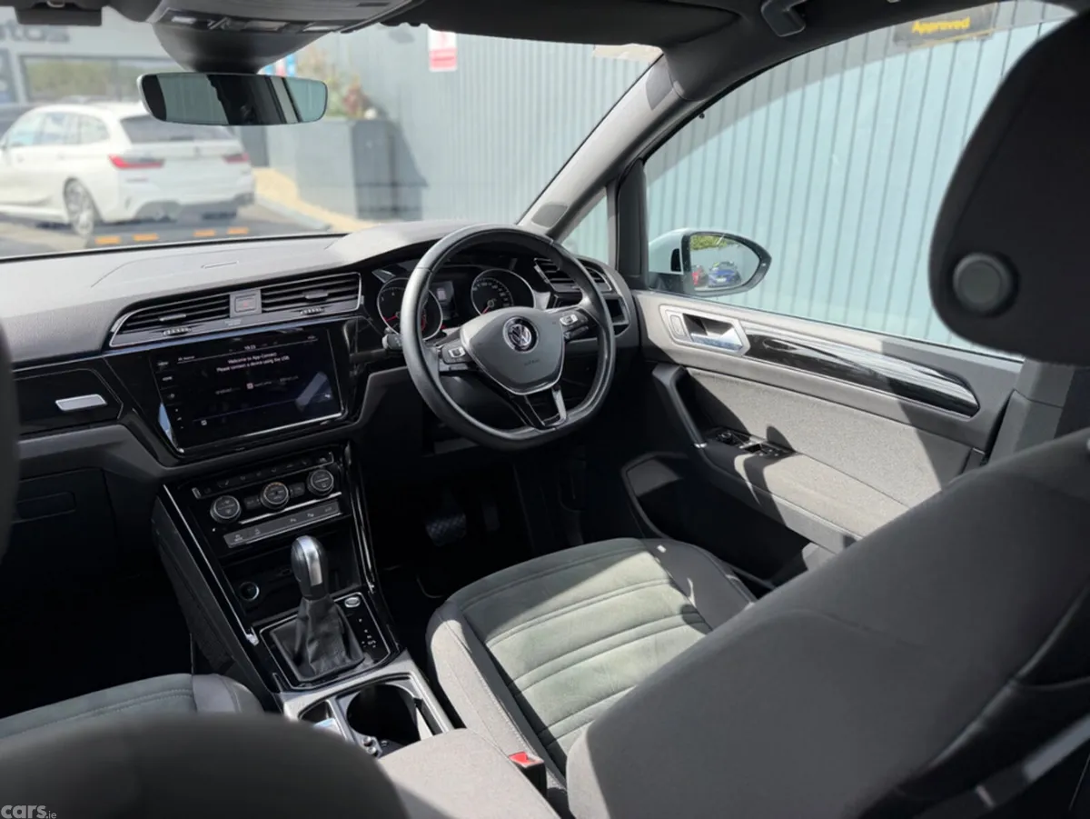 Volkswagen Touran MPV, Petrol, 2019, White