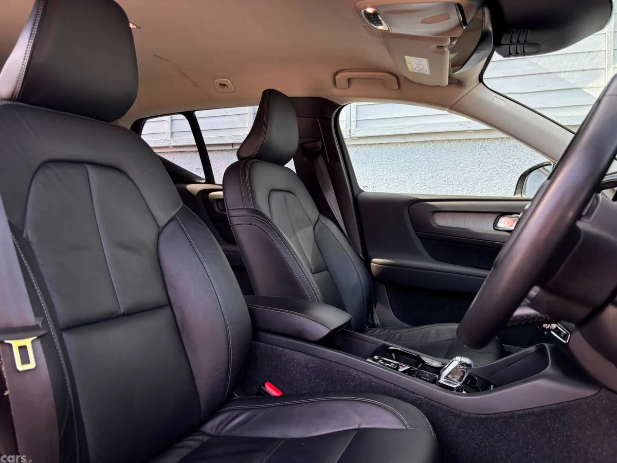 Volvo XC40 SUV, Petrol Hybrid, 2022, Black