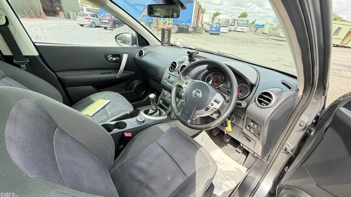 Nissan Qashqai Hatchback, Diesel, 2014, Grey