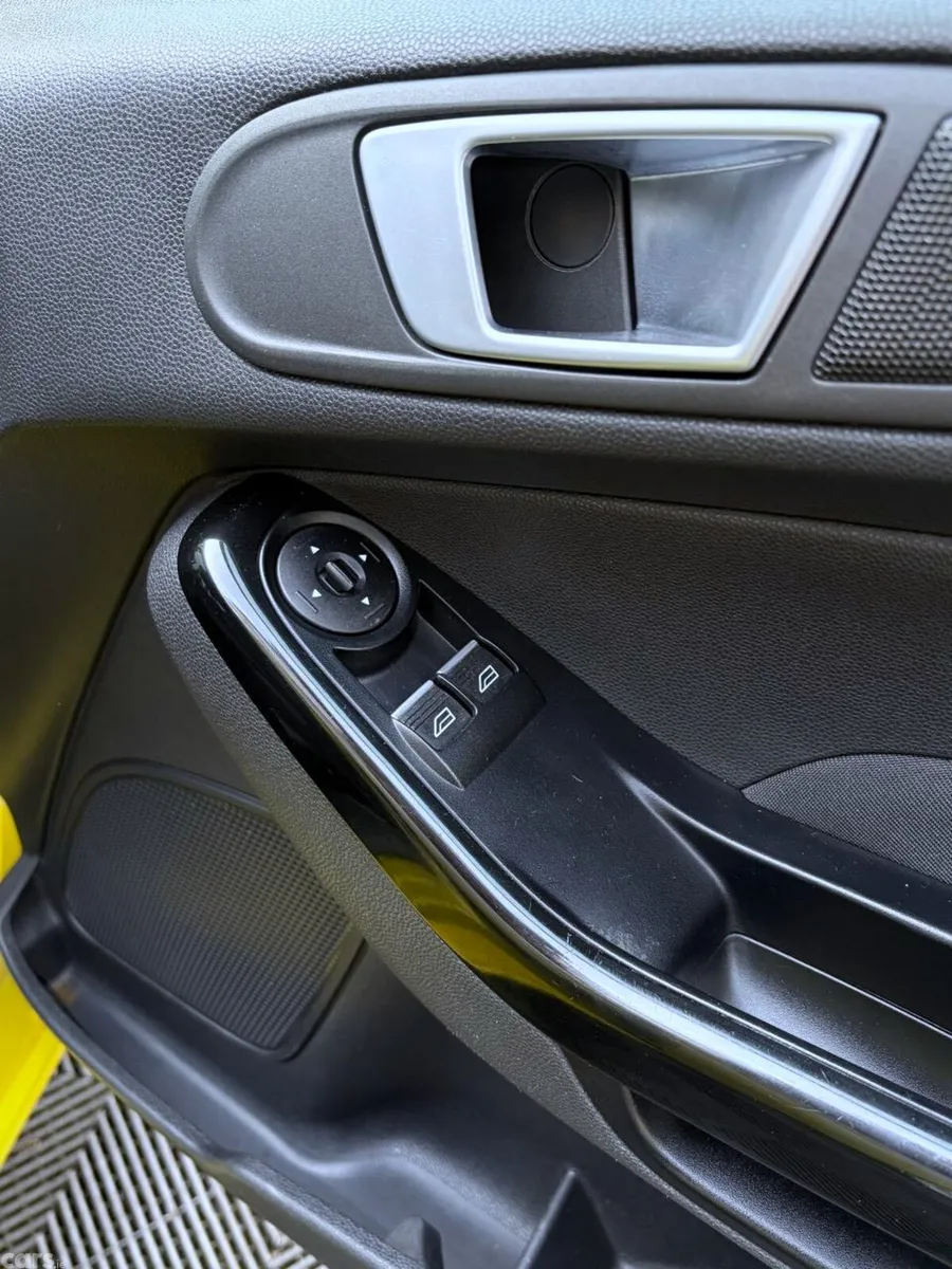 Ford Fiesta Hatchback, Petrol, 2015, Yellow
