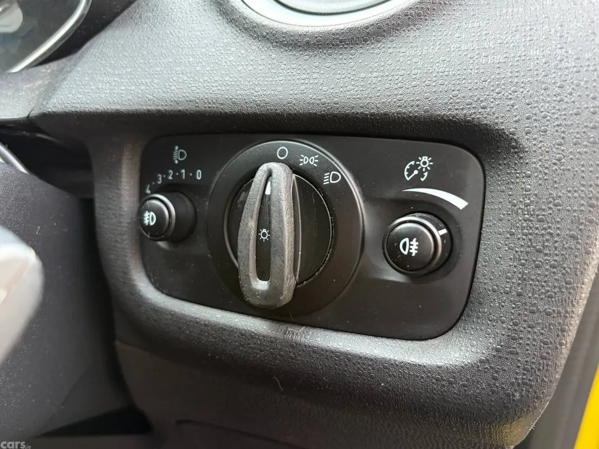 Ford Fiesta Hatchback, Petrol, 2015, Yellow