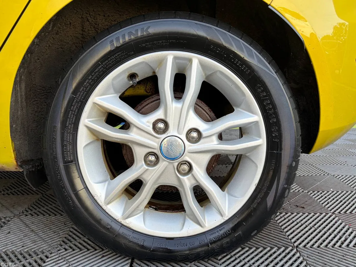 Ford Fiesta Hatchback, Petrol, 2015, Yellow