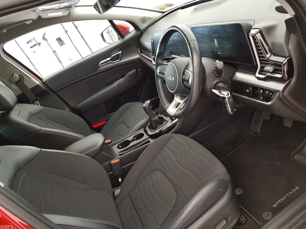 Kia Sportage MPV, Diesel, 2023, Red