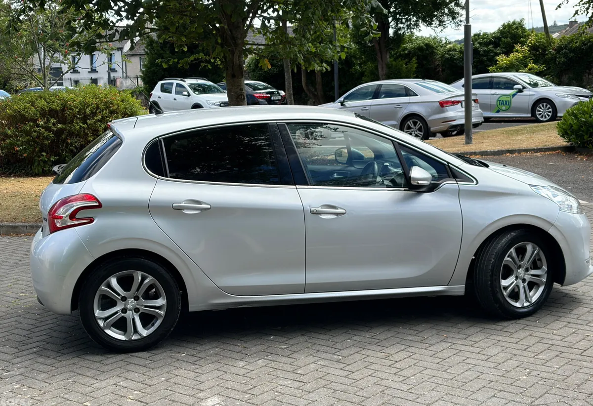 Peugeot 208 Hatchback, Diesel, 2015, Grey