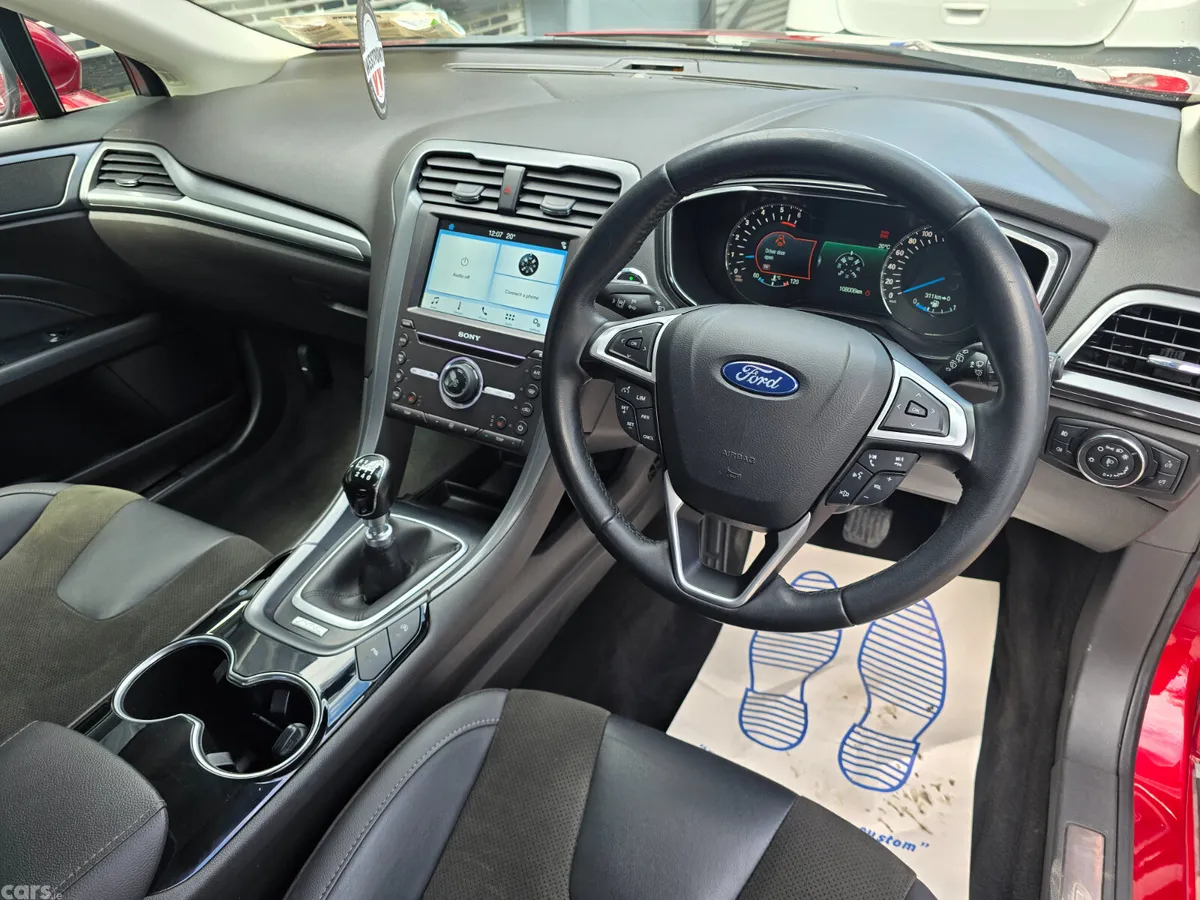Ford Mondeo Hatchback, Diesel, 2017, Red