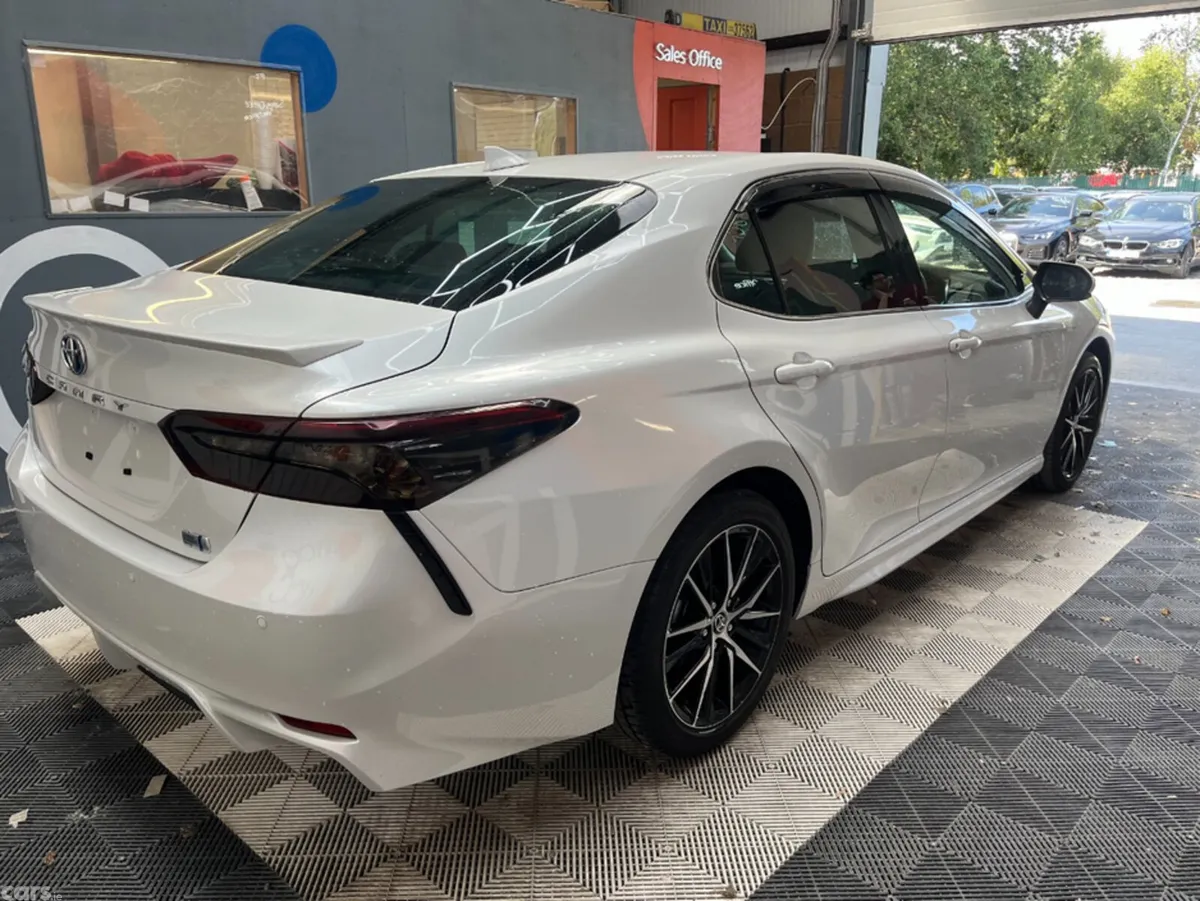 Toyota Camry Saloon, Petrol, 2023, White