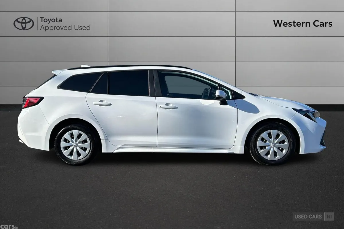 Toyota Corolla MPV, Petrol Hybrid, 2023, White