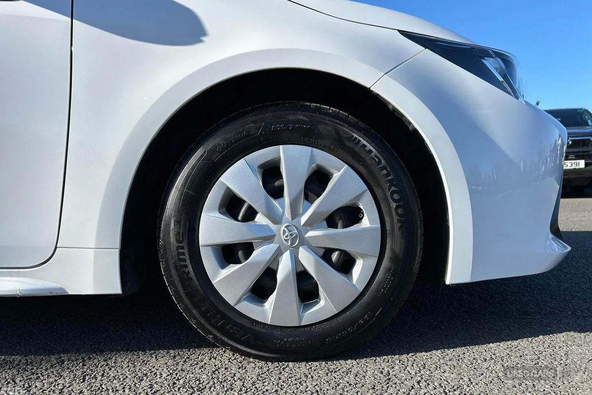 Toyota Corolla MPV, Petrol Hybrid, 2023, White