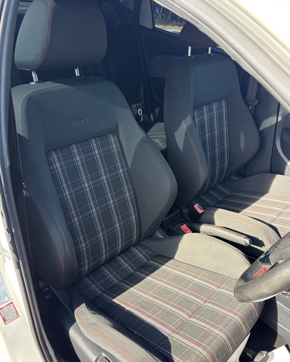 Volkswagen Polo Hatchback, Petrol, 2011, White