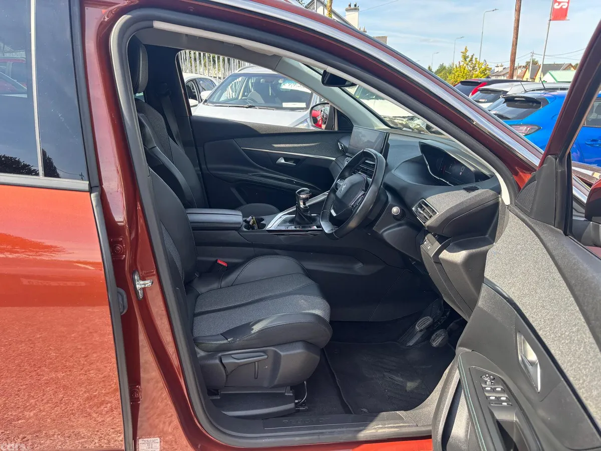 Peugeot 5008 MPV, Diesel, 2021, Brown