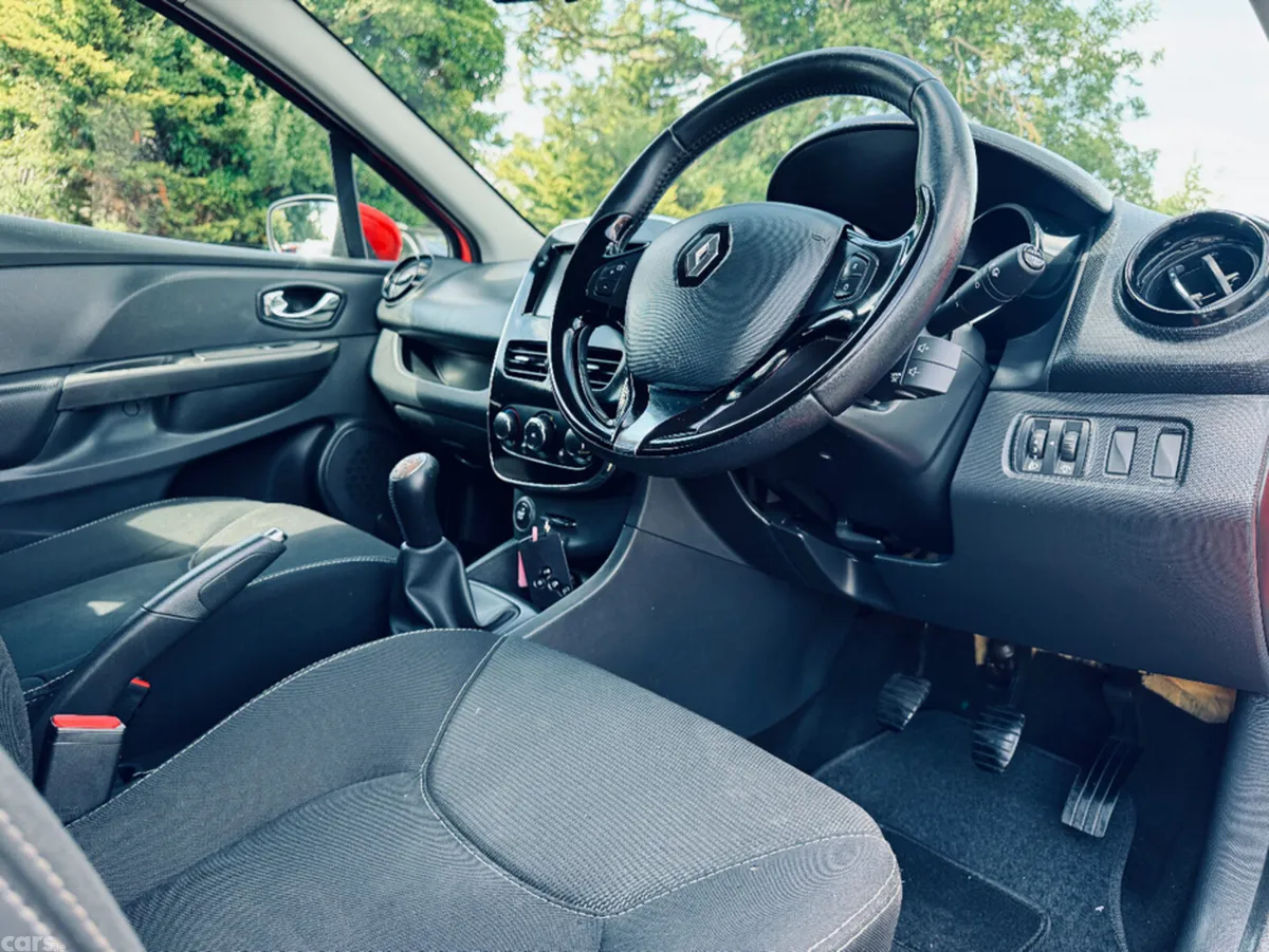 Renault Clio Hatchback, Petrol, 2015, Red